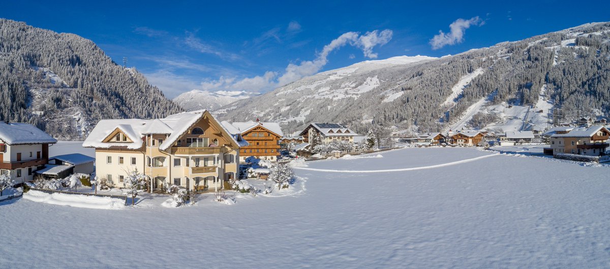 Lassen Sie den Winter hier bei uns im Ferienhotel Sonnenhof gemütlich ausklingen. Tanken Sie Sonne und neue Energie auf unseren Skipisten und lassen Sie all die Eindrücke am Ende des Tages in unserer Sauna- und Wellnesswelt revue passieren. 🥰☃️🏂⛷️❄️
#Austria #Tirol #Innsbruck