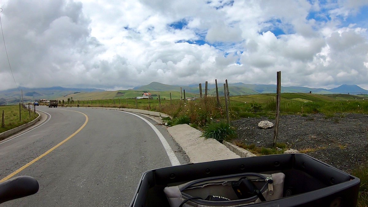 thomas2508's tweet photo. Gestern wieder auf 3700 Metern Höhe bewegt.🚴♂️
Im Hintergrund der höchste Berg Ecuadors - Chimborazo 6310 m.☁️🏔☁️
#G9toAmerica #Tag161 #47km https://t.co/lpnM5yF6MN