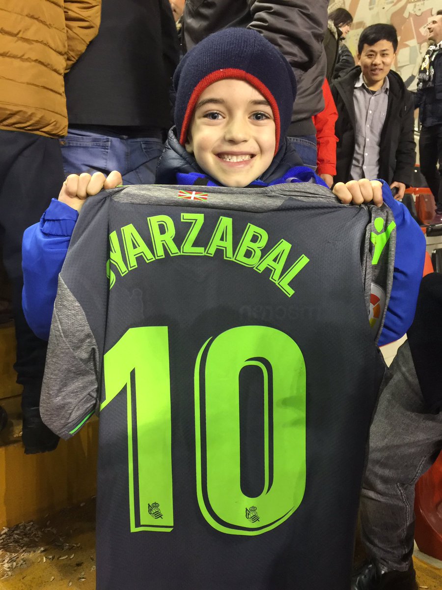 urkoloko's tweet photo. @Real_Sociedad Aupa! Ahí os mando un par de fotos de mi hijo en Vallecas donde conseguimos la camiseta de @mikel10oyar , este martes es su cumple y lo celebraremos con su camiseta! https://t.co/InlvcM7iO3