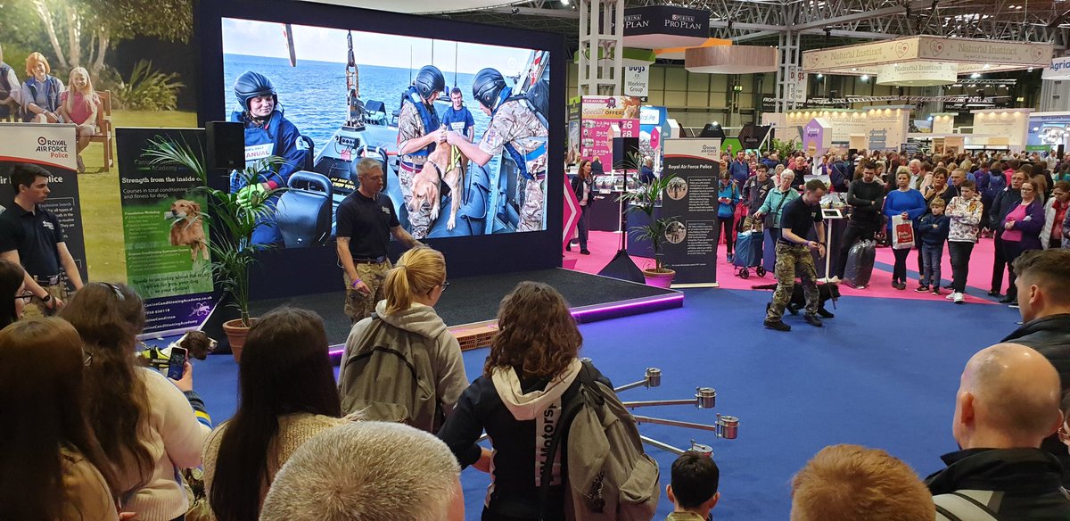 Caught up with the @RAF__Police team at the @Eukanuba stand earlier great to see a demonstration of their skills

Also met members of the @1MWD_Reg and the senior service  weren't to be forgotten as the @Birmingham_URNU were also based near our stand

Another great day @Crufts!