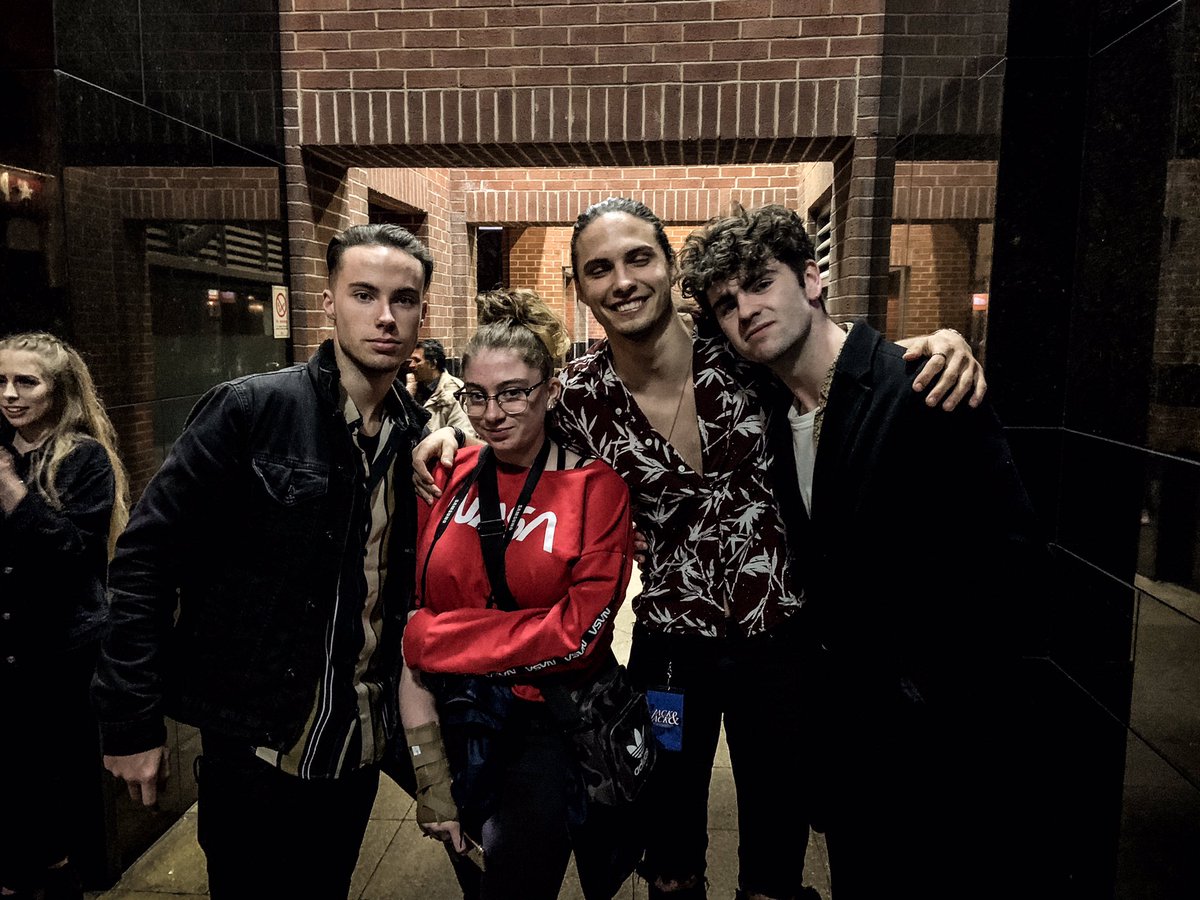 zachisdaddy_'s tweet photo. Last night so happy I got to met @Ellhinton @RAFFER_music #charliesingleton https://t.co/5eUgaNPp4W
