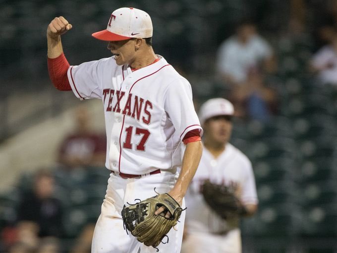 Corpus Christi is blessed with great HS ⚾️ and great HS ⚾️ uniform looks. RT for King’s cream or LIKE for Ray’s whites.