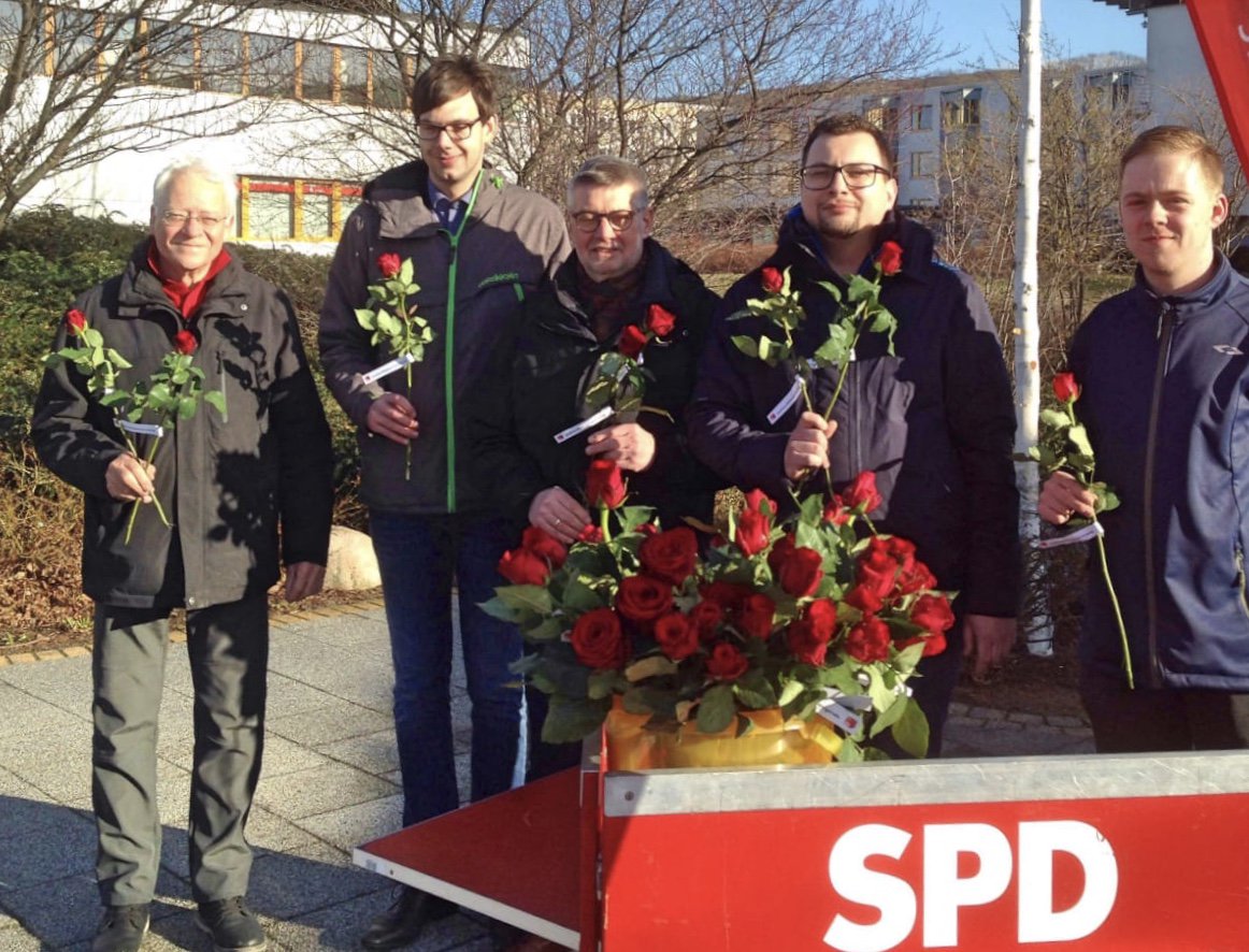 #SPD verteilte heute #Rosen zum internationalen #Frauentag an einem Infostand in der Burgbreite in #Wernigerode. Neben der aktuellen Debatte um die #Grundrente spielten vor allem kommunale Themen eine Rolle: ow.ly/9z1930nYsVs

#Kommunalpolitik #Harz