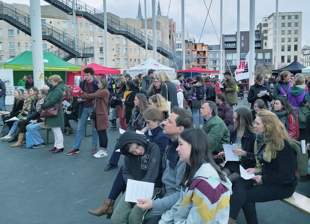 Veel volk, veel strijdbaarheid, veel sterke vrouwen op het Women's Strike Festival. 
'Als vrouwen stoppen met werken, stopt de wereld met draaien.'
#8maars #vrouwenstaking pic.x.com/xrss3vd3jd