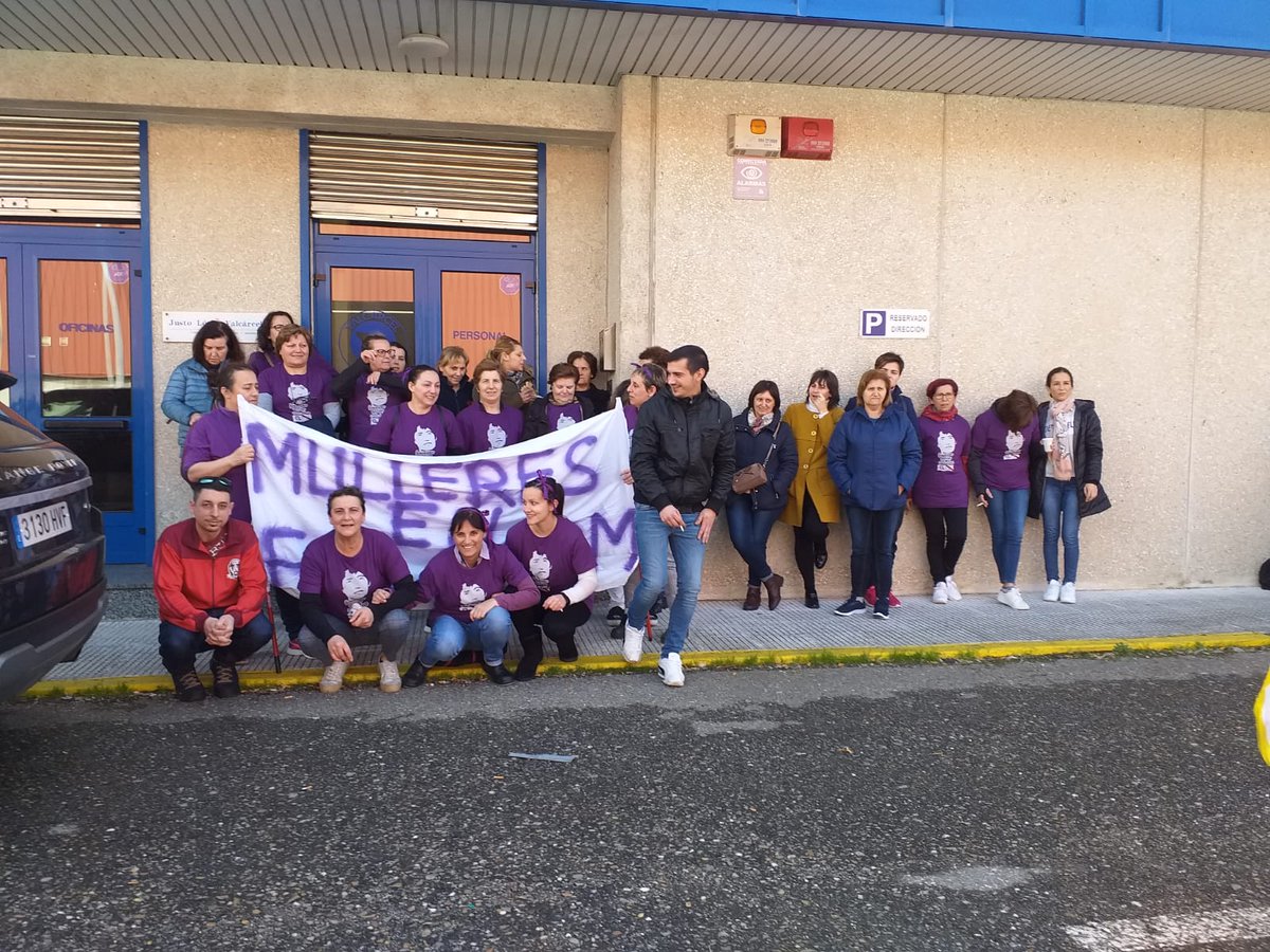 RPerezPrego's tweet photo. #8MEuPARO
#8MYoparo #UGTFeminista
As compañeiras e compañeiros das Conserveiras, Valcárcel, Cerqueira e Albo participando activamente no #8M en Vigo.💪💪 https://t.co/g2hLvase8J