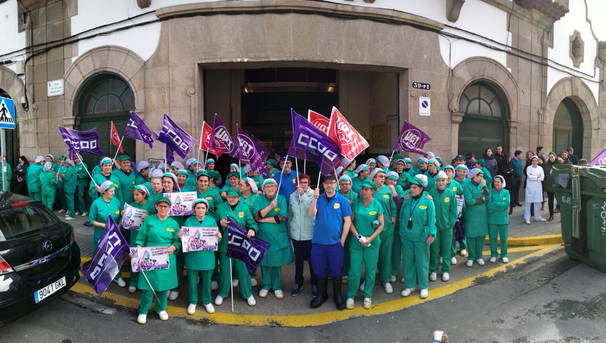 RPerezPrego's tweet photo. #8MEuPARO
#8MYoparo #UGTFeminista
As compañeiras e compañeiros das Conserveiras, Valcárcel, Cerqueira e Albo participando activamente no #8M en Vigo.💪💪 https://t.co/g2hLvase8J