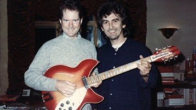 Twitter 上的Roger McGuinn："Yeah, that was the Rickenbacker 12-string @GeorgeHarrison used in "A Hard Day's Night." Look at the chord he's playing. It's from the instrumental break of "Bells of Rhymney." :-)" /
