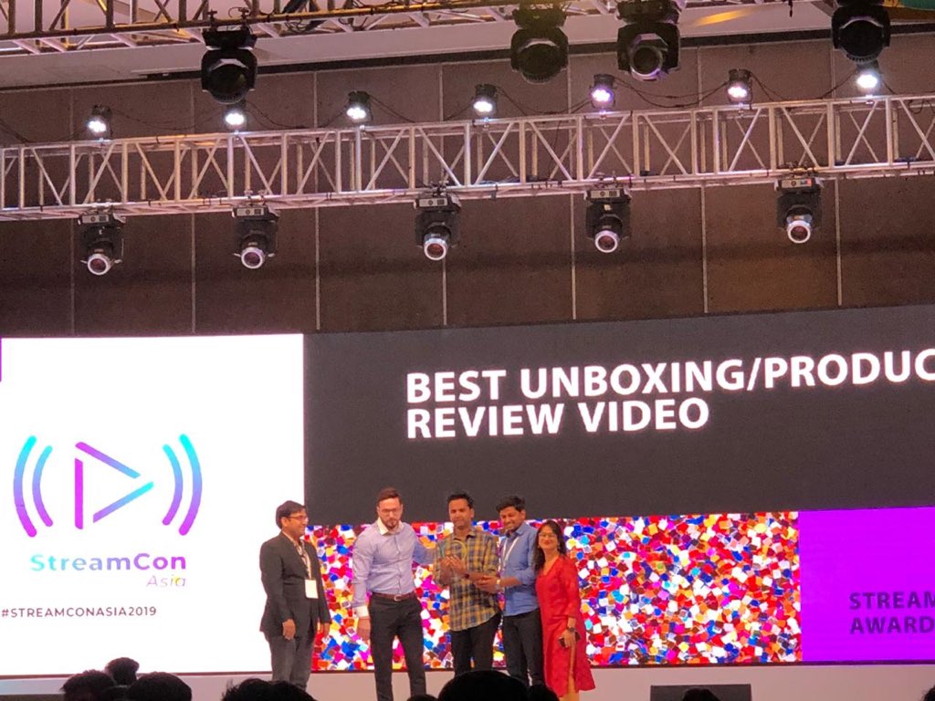 RedFMIndia's tweet photo. Unboxing #Honor8C was fun but who knew that #Powerathon campaign would give us chance to bring the Best Unboxing/Product Review Video Award.
We take pride in our victory. Kudos to the team. @mymalishka @rjraunac @HiHonorIndia #streamconasia #streamconasia2019 #bajaateraho https://t.co/tnglB8idkG