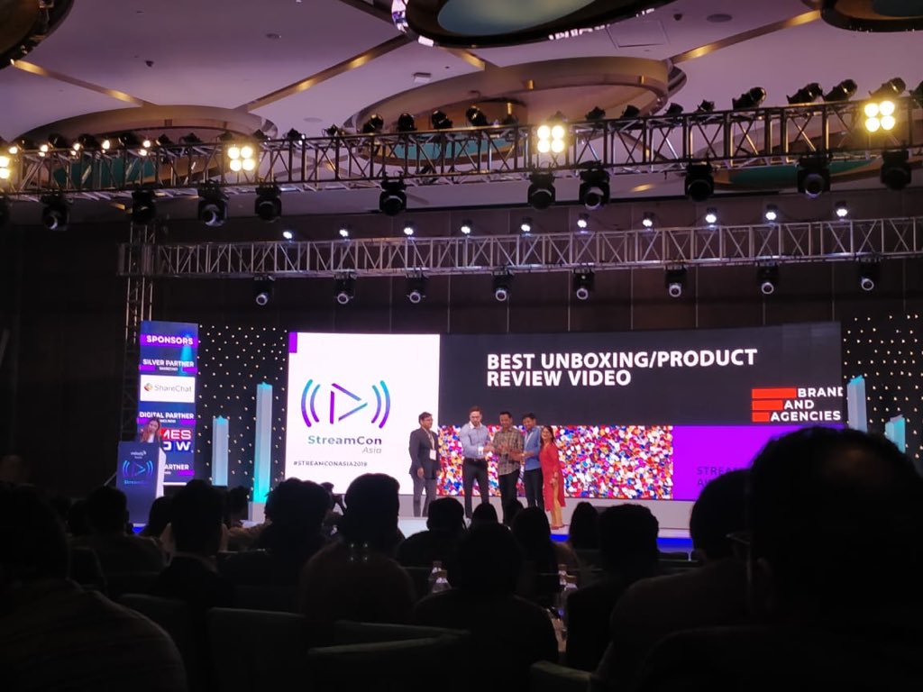 RedFMIndia's tweet photo. Unboxing #Honor8C was fun but who knew that #Powerathon campaign would give us chance to bring the Best Unboxing/Product Review Video Award.
We take pride in our victory. Kudos to the team. @mymalishka @rjraunac @HiHonorIndia #streamconasia #streamconasia2019 #bajaateraho https://t.co/tnglB8idkG