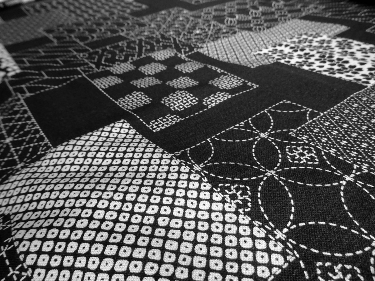 Dernier craquage tissu pour un projet personnel en sashiko, sûrement un noren 😊 
#sashiko_time #japanesefabric #blackandwhite #noiretblanc #tissujaponais #embroideryproject #diy #couture #broderie #handmadewithlove #japanesepattern #sashikopattern #stitching
