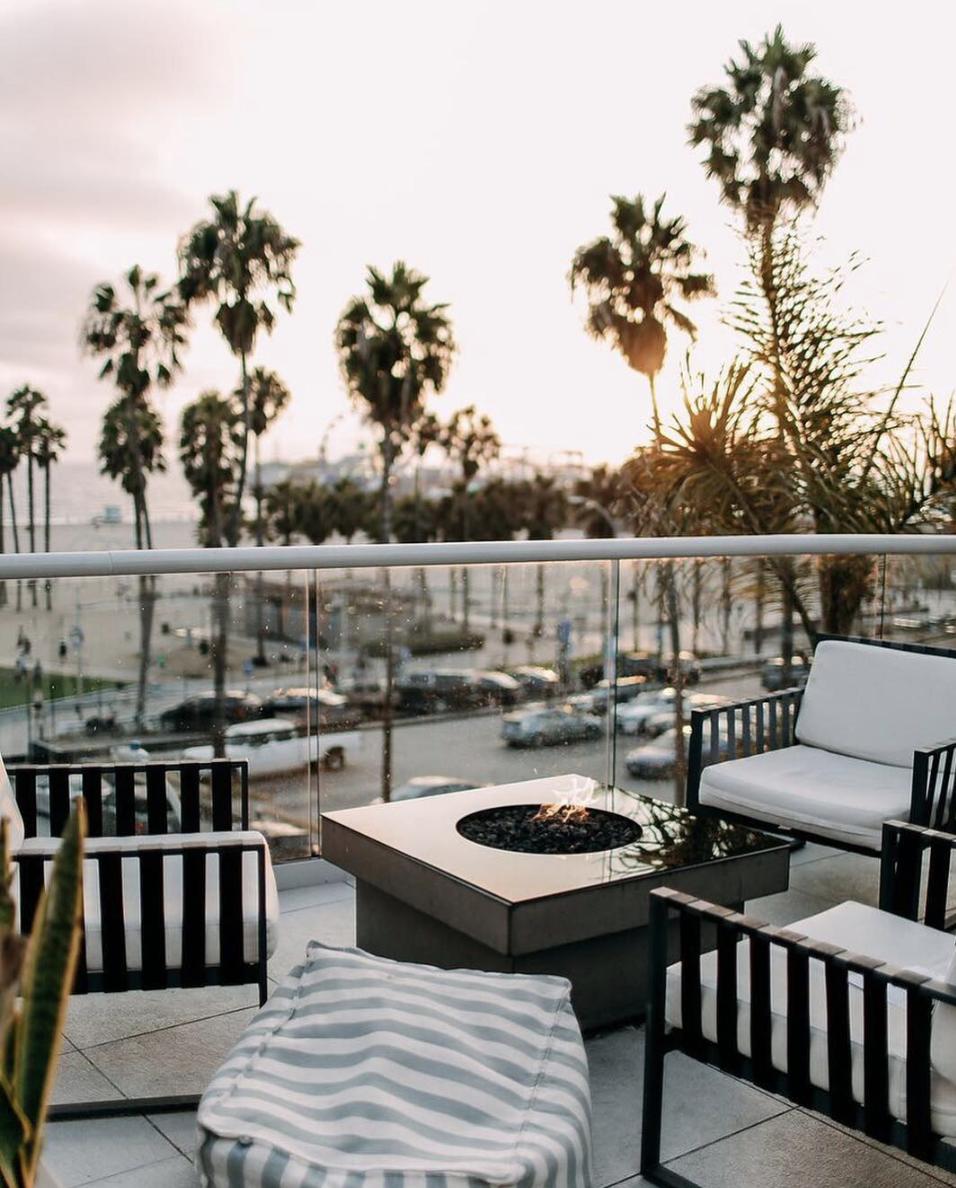 RT <a href="/_SCGMA/">SCGMA</a> When you have ocean views, glass is the only choice. Glazier: @girouxglass 📸: @LoewsSMBeach