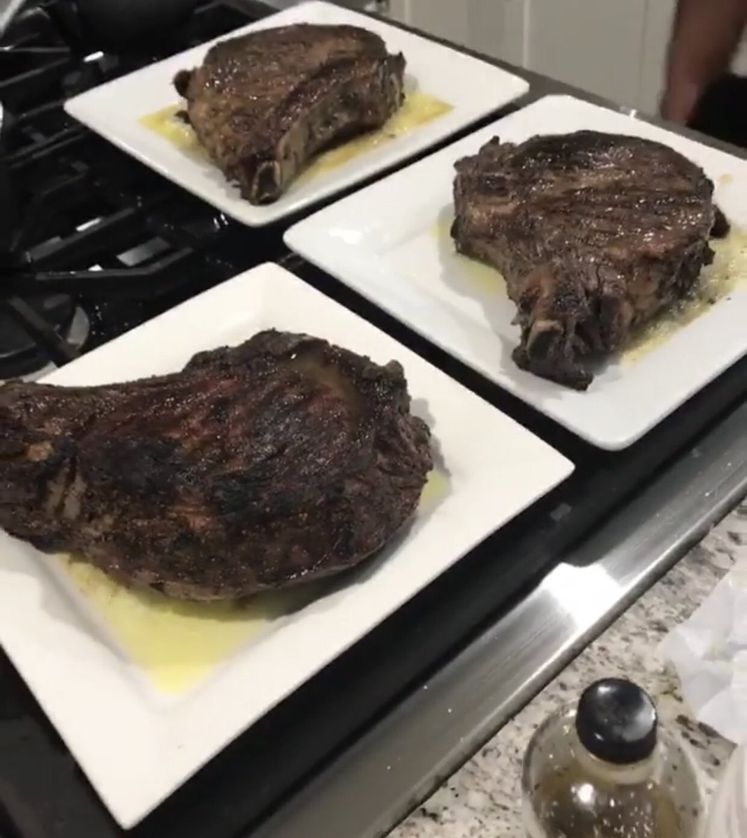 CoachKurtHines's tweet photo. Muscles do NOT grow in the weight room.  They grow when you’re eating &amp; sleeping.  

If you want to be your absolute best, make sure to fuel your body, hydrate, train, and get plenty of rest! https://t.co/7HqTqKny97