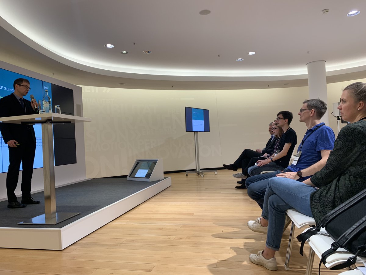 smartsystemshub's tweet image. Heute mit Pitch zum #smartsystemshub auf der Deep Dive Bühne des #NKFSummit in Dresden. Gemeinsam mit Sächsischer Aufbaubank, TGFS Sachsen und #smartinfrastructurehub, tolle Gespräche mit Startups, Investoren und Tech Companies an unserem Stand @SiSax_de, @HTSB_eu, @5g_lab