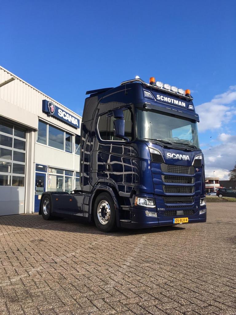 Vanaf aanstaande maandag gaat deze geweldige vrachtauto op de weg. Wij wensen onze chauffeur Roy heel veel werkplezier en veilige kilometers toe.