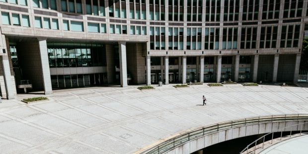 Social media in government is a game changer. Hootsuite looks at some of the challenges governments face on social media and offer solutions on how to mitigate risk: ow.ly/ZIUy101vNBL