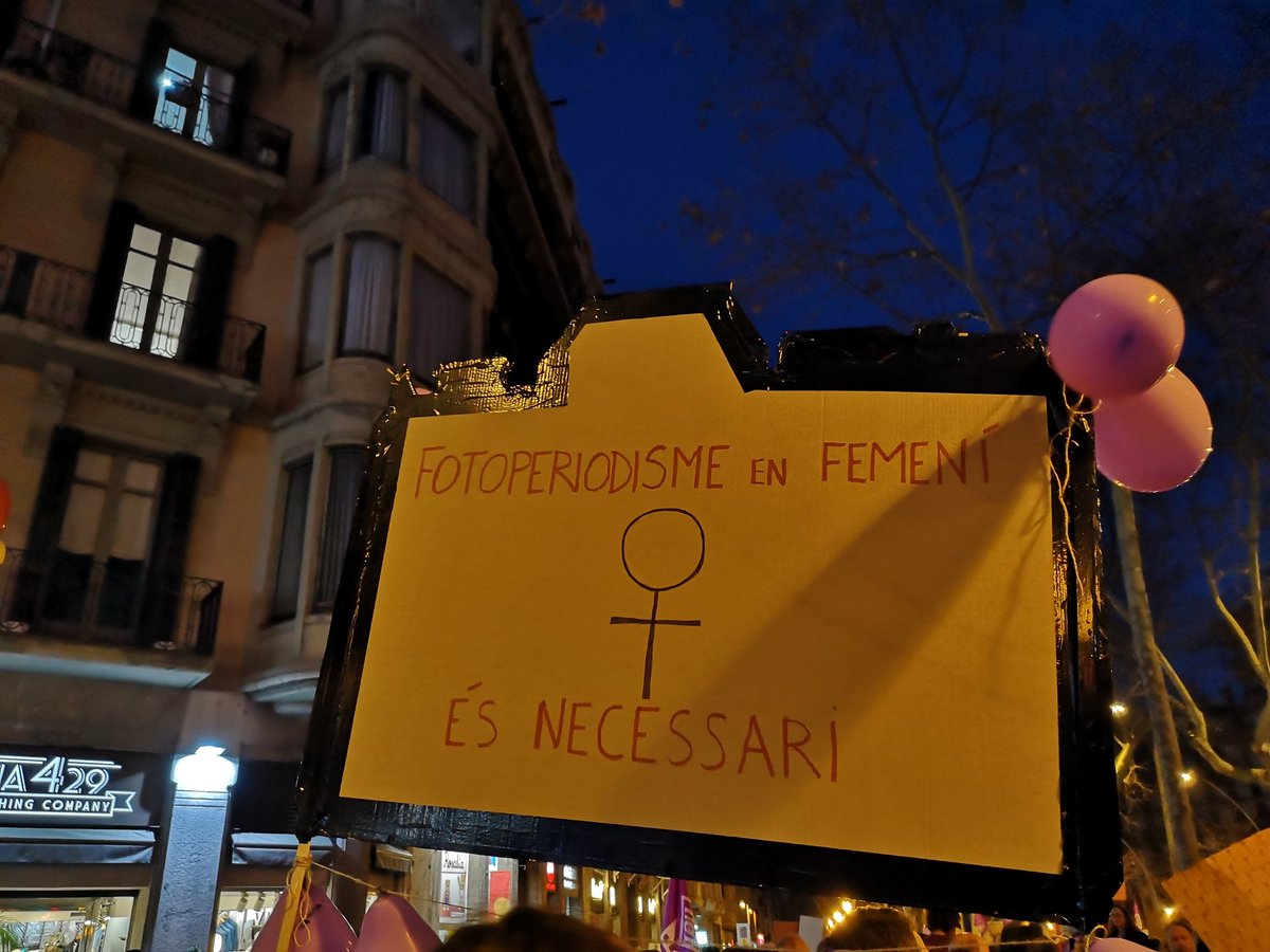 BV_eva's tweet photo. Algunos trocitos de Barcelona esta tarde en la manifestación #8M en motivo del #DiadelaMujer 💜

Esto de pensar qué escribir en las pancartas es todo un arte. El resultado siempre me fascina. No importa la causa. https://t.co/czNudNLxK2