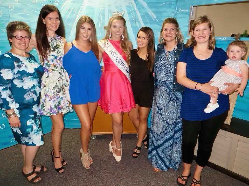 MAOTeenND's tweet photo. On this #internationalwomensday I’m grateful for the incredible women this organization has introduced me to! “Behind every successful woman is a tribe of women who have her back.” Thank you for always having my back!💕👑
#mndoteen #internationalwomensday #missnorthdakota https://t.co/PPu3ZGSrip