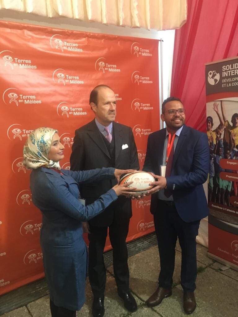 AmbaFranceMaroc's tweet photo. L’association Terres en Mêlées au 🇲🇦, en faveur de l’émancipation des jeunes filles par la pratique du sport, remet symboliquement un ballon de rugby 🏉 à SEMA à l’occasion de la soirée du rugby féminin et la projection du film « La Jeune fille et le Ballon ovale »#8mars https://t.co/R7fSOKshl9