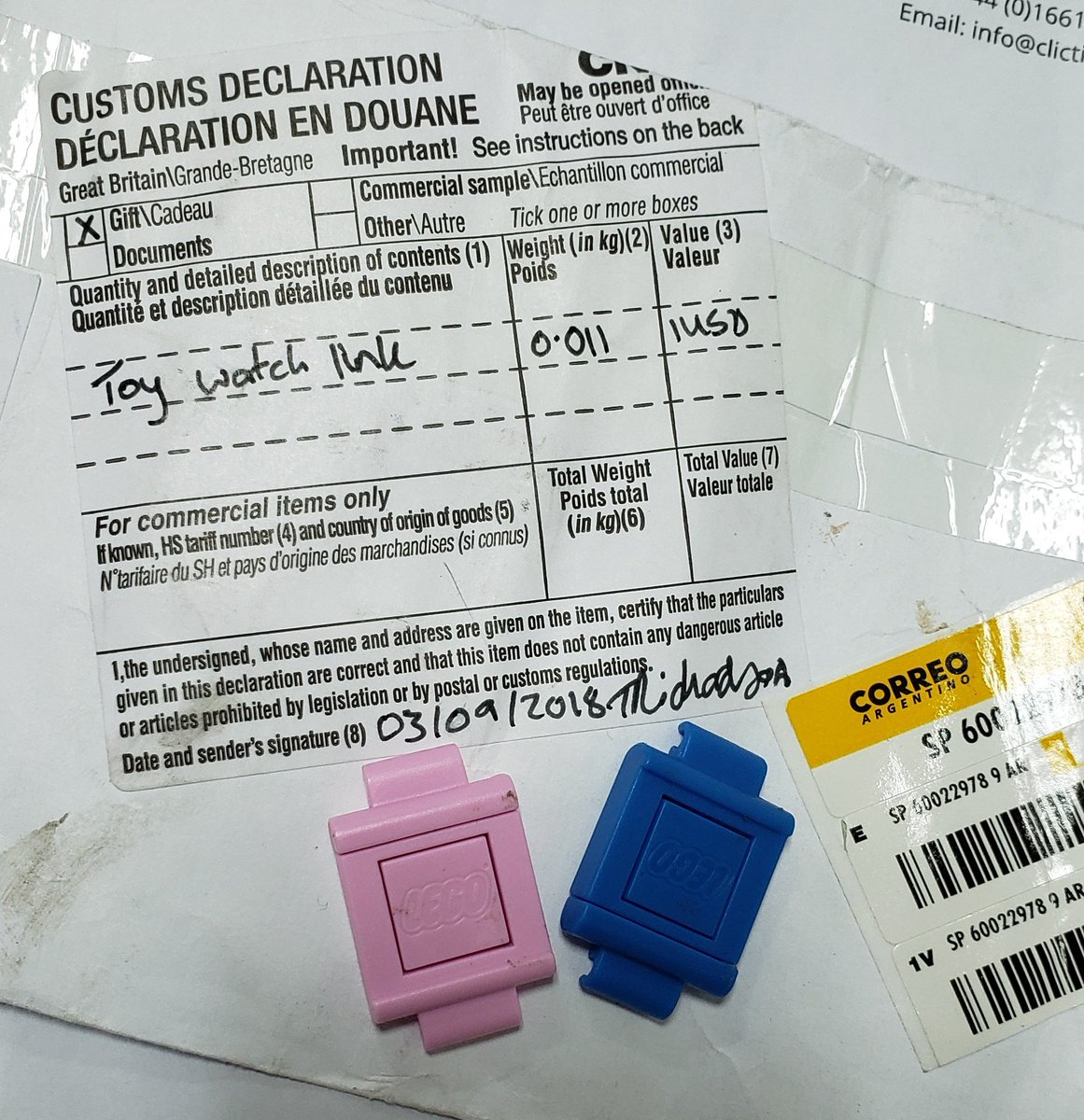 wiemeyer's tweet image. Pedí dos piecitas de LEGO a LEGO Europa. Me las despacharon gratis el 3/9/18. El Correo Argentino me las trajo hoy, 6 meses después. Por lo menos no me tuve que dar de alta como despachante de Aduana. Me siento en 1942.