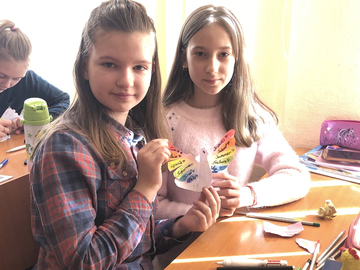annadudich's tweet photo. My students have made paper doves with messages of peace to share with teachers from all over the world at the VTA Summit in Dubai #VTAs #SDG16 https://t.co/ed8ziY1oll