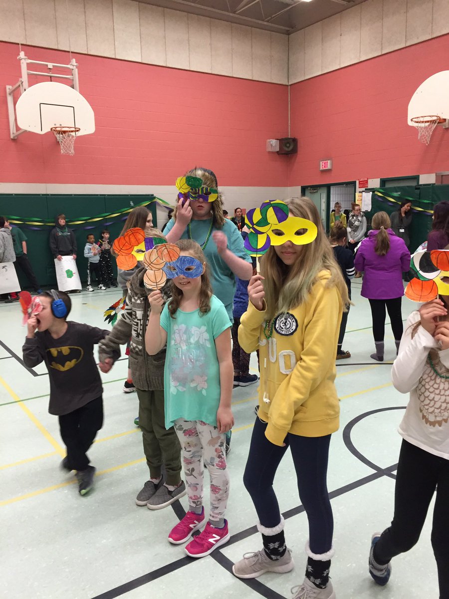 MmeHarp's tweet image. Parade fun! @StJosephPVNC #pvnclearns #paradefun