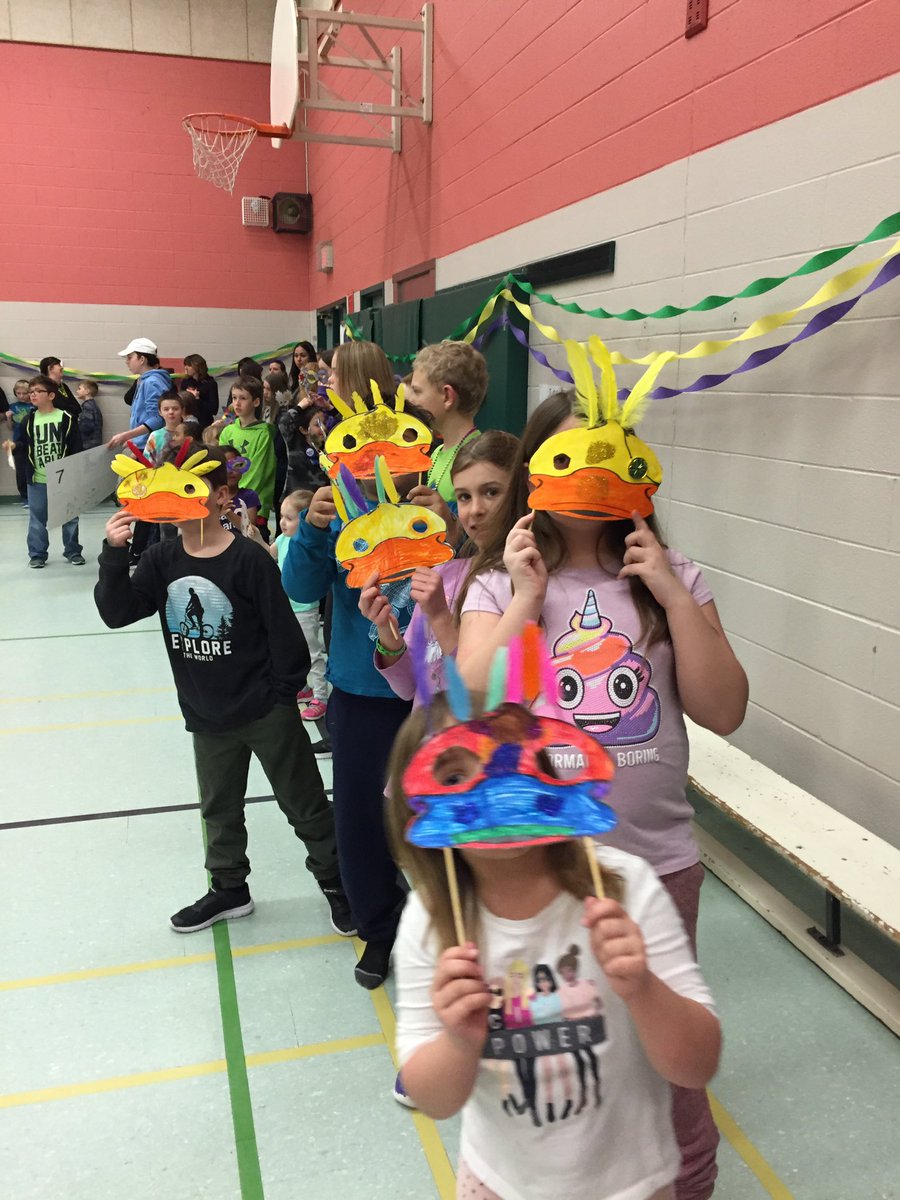 MmeHarp's tweet image. Parade fun! @StJosephPVNC #pvnclearns #paradefun