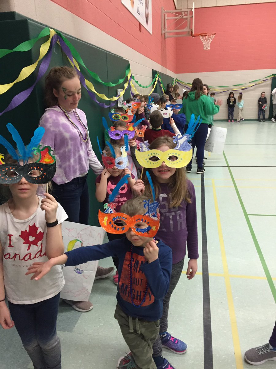 MmeHarp's tweet image. Parade fun! @StJosephPVNC #pvnclearns #paradefun