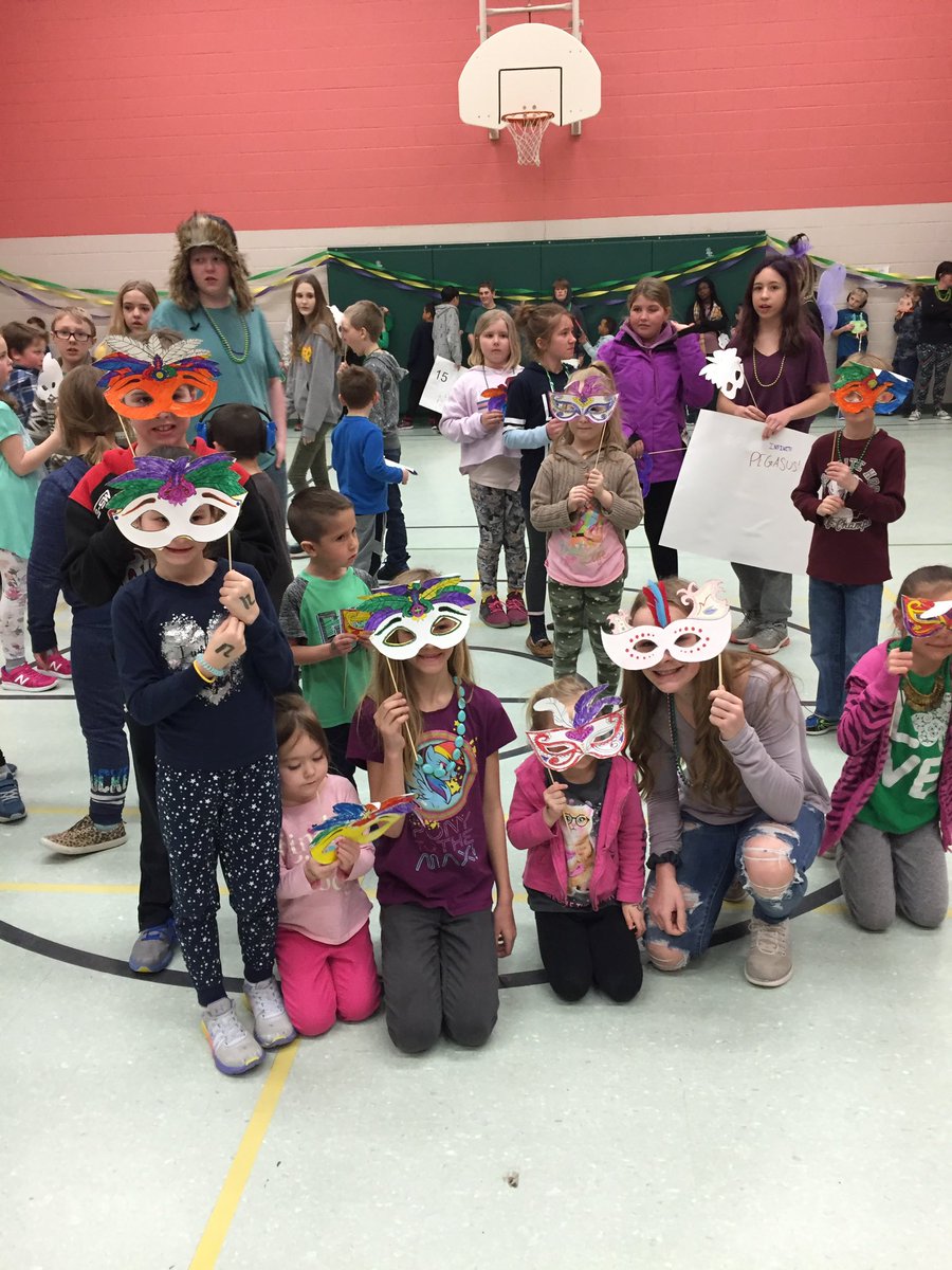 MmeHarp's tweet image. Parade fun! @StJosephPVNC #pvnclearns #paradefun