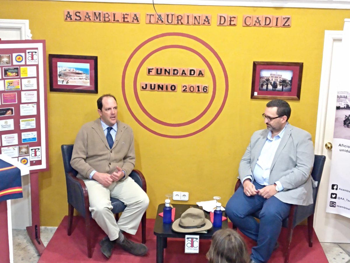 Hablando de toros con el ganadero de  <a href="/La_Palmosilla/">Ganaderia La Palmosilla</a> en la <a href="/AA_TaurinaCadiz/">A_AsamblTaurinaCádiz</a>