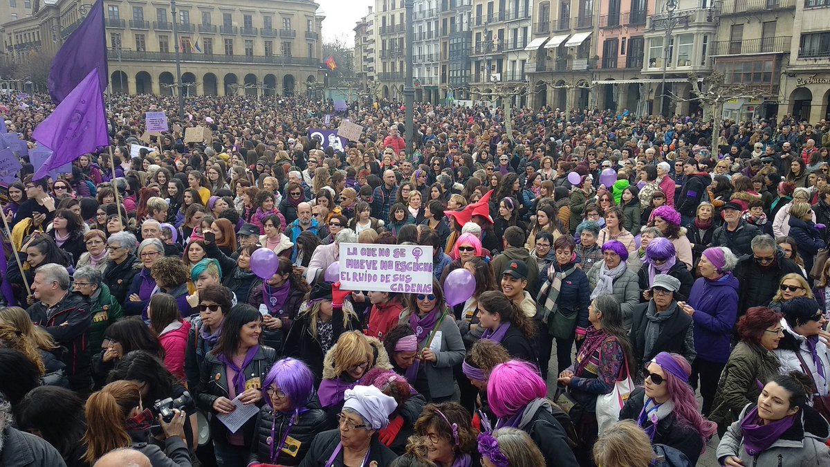 M8EuskalHerria's tweet photo. ZORIONAK EUSKAL HERRIA!✊🏽

Berriro egin dugu, lortu dugu!
Milaka emakumek* kaleak hartu ditugu, sistema heteropatriarkatu kapitalistari planto eginez! 

Egun garrantzitsua Euskal Herria feministan urratsak ematen jarraitzeko! Ez dago gu gelditzerik! 

GORA BORROKA FEMINISTA! 😈 https://t.co/b4e5NELQmf