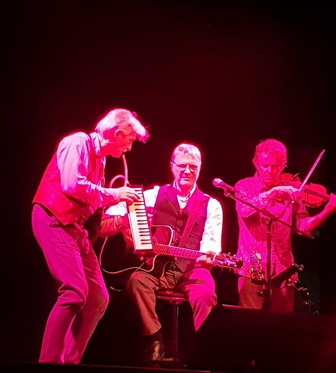 J_Bella_S's tweet photo. "Will you come with me in the certain knowledge that the catch is there's no catch at all? I'll need a soul-mate to hold me and a friend for life&I'm hoping it might be you. Yeah I'm certain it must be you." @steveharleyCR wept #yourversion but you #MakeMeSmile awesome #acoustic https://t.co/3scNbM1MrM