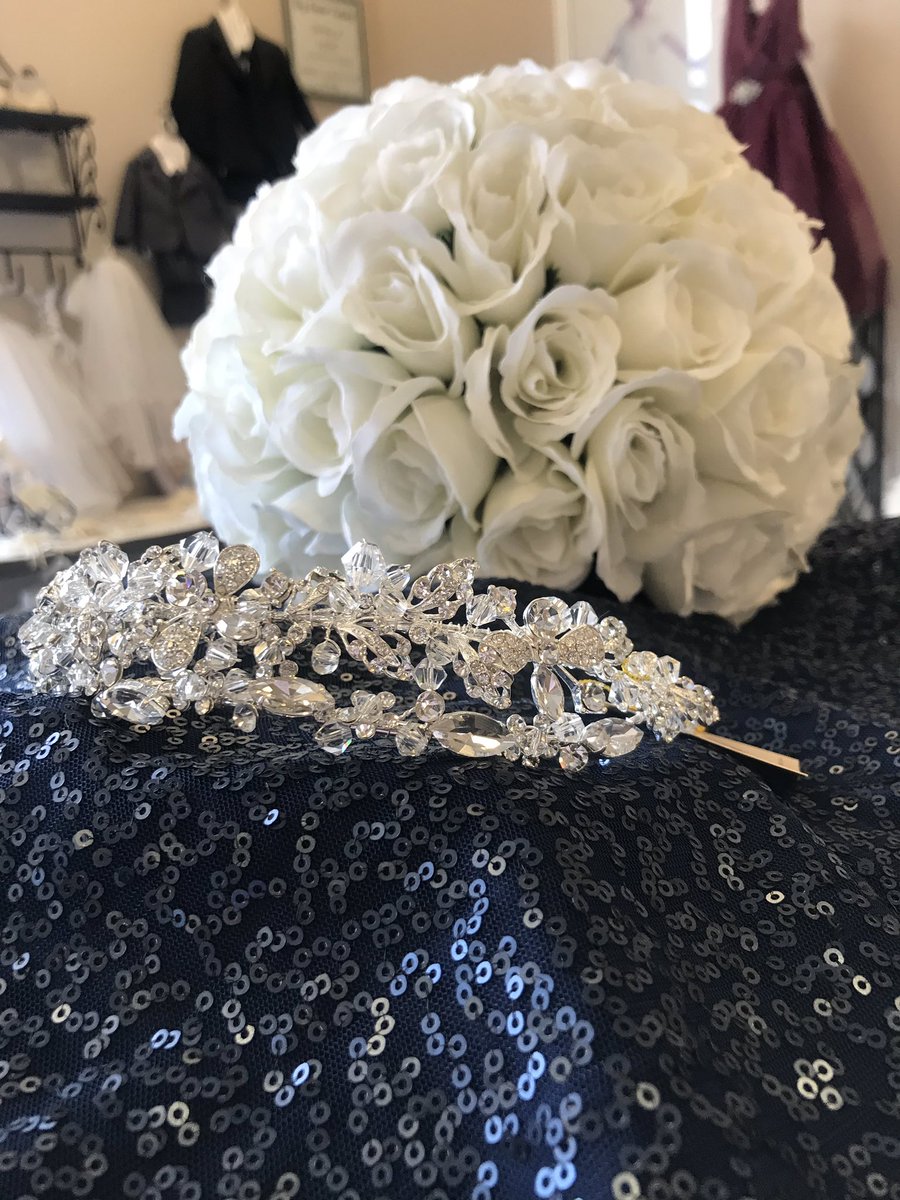 whitedressbride's tweet photo. Looking for the perfect finishing touch to your bridal look? Stop in and take a look at our headpieces and veils! Every in-stock headpiece and veil is 20% off with our March Madness Sample Sale! 
#thewhitedressict #twdict #bridalaccessories #samplesale https://t.co/n0kdFcx3Rk