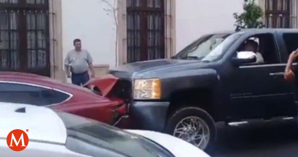 Milenio's tweet photo. #LadyCheyenne, la mujer que chocó el carro de su pareja... ¿por CELOS?
https://t.co/DuzdDF6OD7 https://t.co/UyIykcJVOh