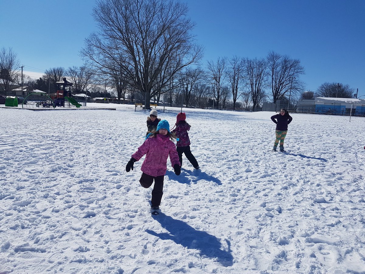 MrsMGrade's tweet photo. Ss worked really hard at math and with 10 minutes we headed out into the sunshine. A great day! #myclassrocks https://t.co/Uhu9DxZT08