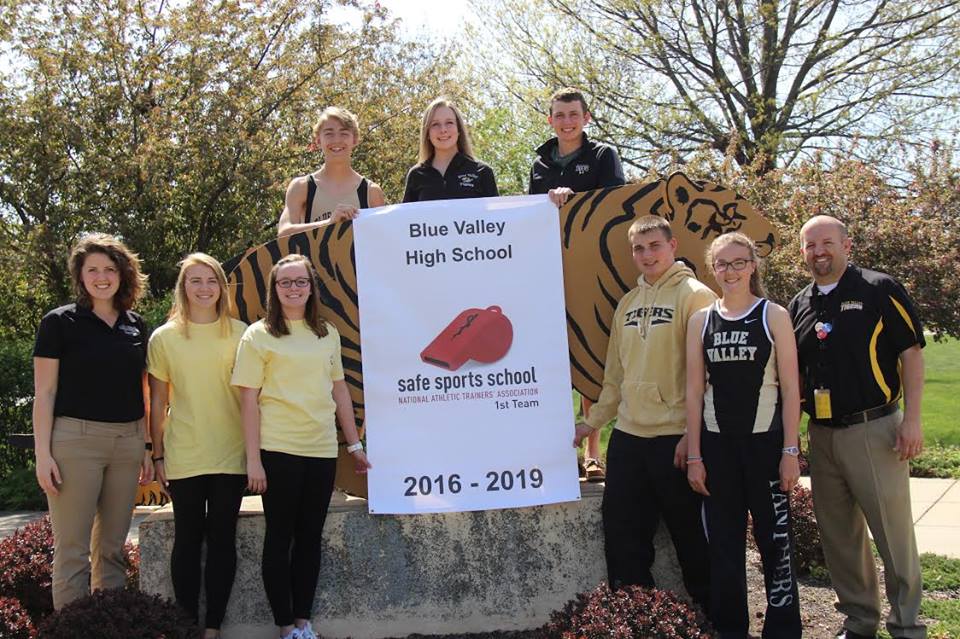KansasATS's tweet photo. Another KS Safe Sports School Blue Valley HS @bvschools w/ AT, Caitlin Truhe @cait_atc : "Caitlin has developed a great working relationship w/our coaches and it is truly a team approach to the care and well-being of our athletes."-BVHS AD @KUSportsMed #ATsAreHealthCare #NATM2019 https://t.co/uGVuGfS712