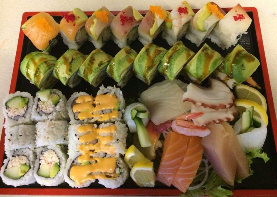 Happy Friday🤲 
Come and treat yourself with some sushi and some other cooked japanese food for the weekend!! 😋