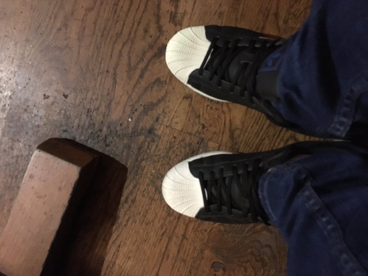 MaestroMural's tweet image. Weapon of choice for shit weather and Wetherspoons #shelltoes #ianbrownspecials