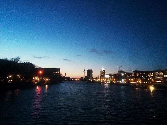 JustmeLoki's tweet photo. 🌚🌝 #photography #photo #photooftheday #instaphoto #travelgram #skyline #sunset #outandabout #city #berlin #urban #waterfront #berlinstagram #evening #everydaylife #mood https://t.co/mwv5nF1OaN