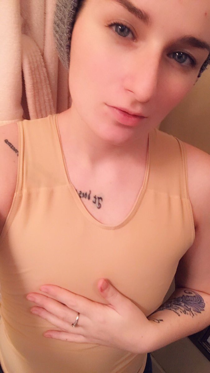 EmbraceStardust's tweet photo. One hella cute binder boyo here if anyone wants them 😜 #nonbinary #single #newbinder https://t.co/9Y19tlGUbt