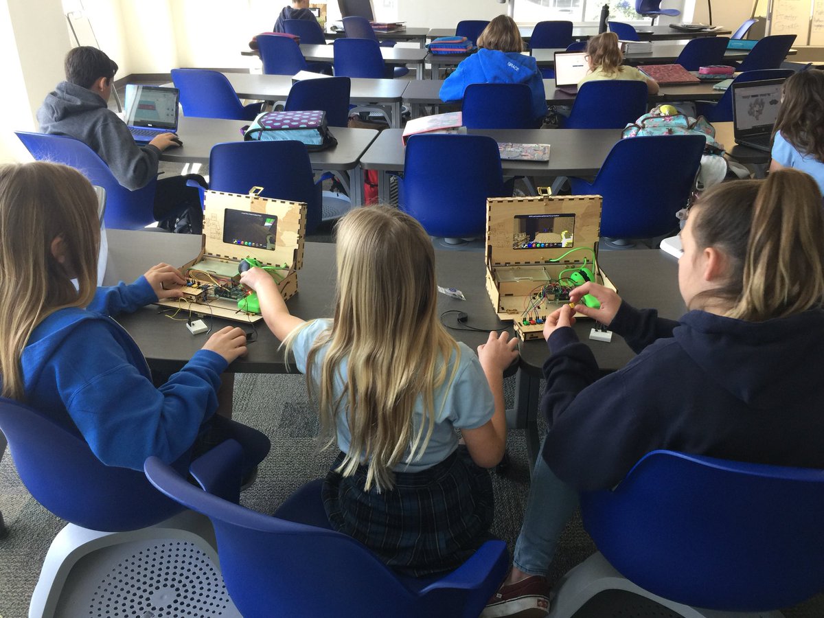 YvetteStuewe's tweet photo. Having fun hanging out in Mrs. Grack’s digital citizenship class as the 6th graders build their own computer... hearing problem solving dialogue and cheers of joy as they figure it out! Way to rock STEM @sgracko and @StartWithPiper! #sjlsorangems https://t.co/zWpRl5D1A7