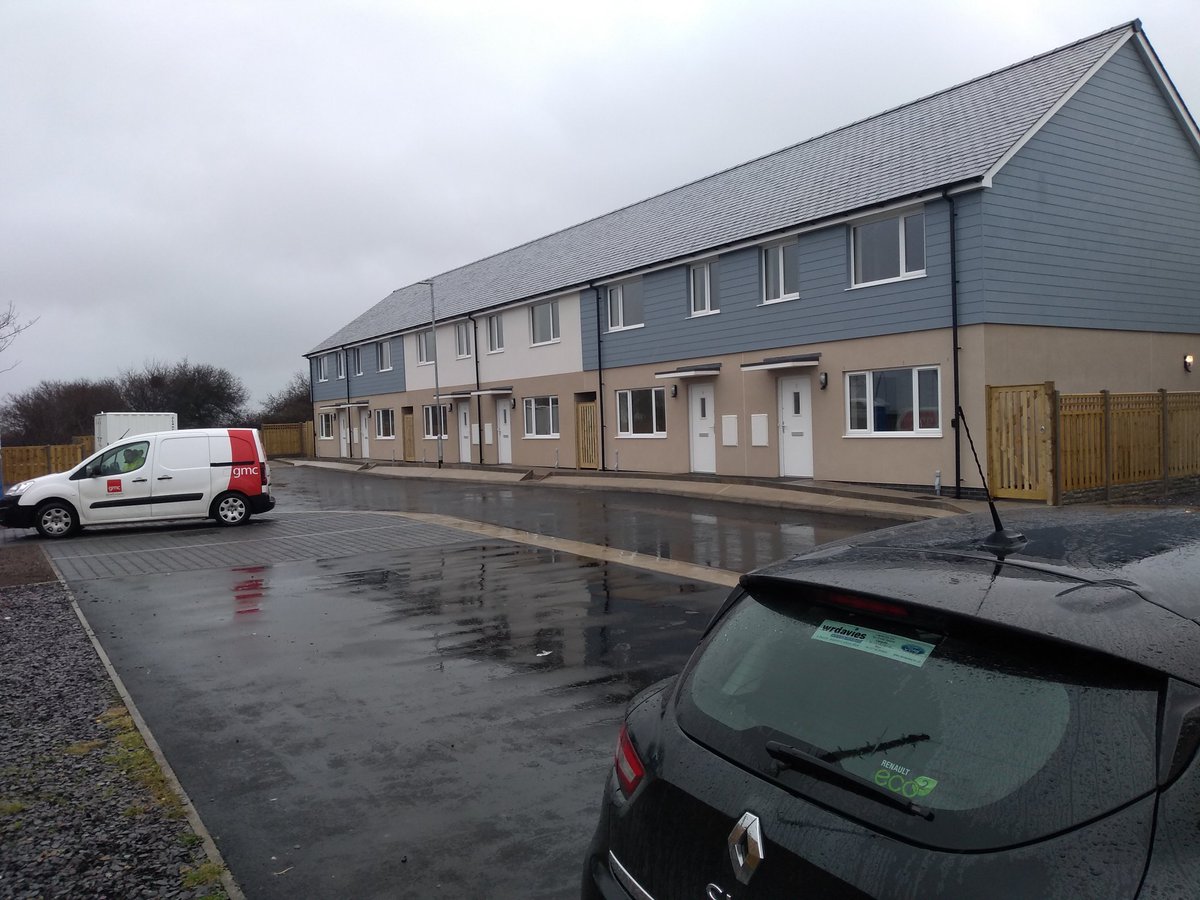 Tai newydd fforddiadwy wedi ei gwbwlhau yn niwbwrch, edrych yn dda ,tim gwych ar y prosiect, @PennafHGroup @WakemansCymru <a href="/GarethMorrisCon/">Gareth Morris Const</a> <a href="/wmdarchitecture/">wmdarchitecture 🇺🇦🏴󠁧󠁢󠁷󠁬󠁳󠁿</a> <a href="/Cadarn_2014/">CadarnConsulting Ltd</a>   gobeithio gawn defnydd  da ir tenantiad newydd