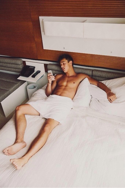 paragayse's tweet image. Cameron is in bed waiting for you
#CameronDallas #shirtless #hot