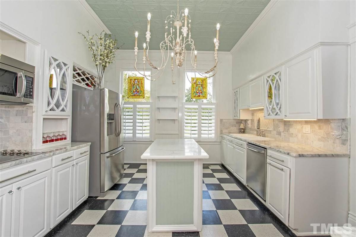 SoldbyLynn's tweet photo. We're swooning over this home we just put under contract for our sweet buyers! Soon, they'll be loving their #NewView in a historic home. 

What do you love about your view?

#MySouthernView #FindYourView #LoveYourView... https://t.co/tIRkvCVOpL https://t.co/HHgrJZgsIx