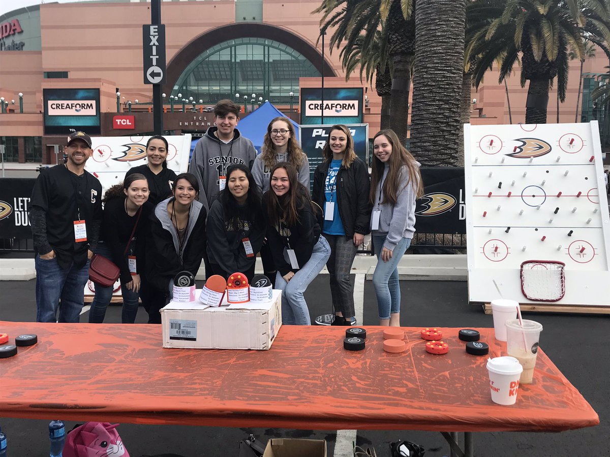 JroneyJulie's tweet photo. Thank you to @canyoncomanches #STEMteach students for facilitating this amazing activity @AnaheimDucks @Ducks_SCORE #FirstFlightFieldTrip @ocdestem https://t.co/m7xKtQlFh9