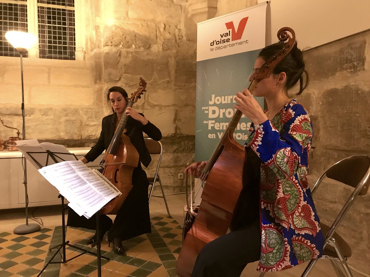 mc_cavecchi's tweet photo. Interlude musical avec un duo de violes de gambe assuré par Juliette Guignard et Olivia Gutherz, de l’Ensemble Les Surprises #JourneeInternationaleDeLaFemme #8Mars @valdoise #abbayedemaubuisson #interludemusical https://t.co/Imcv2p4nZz