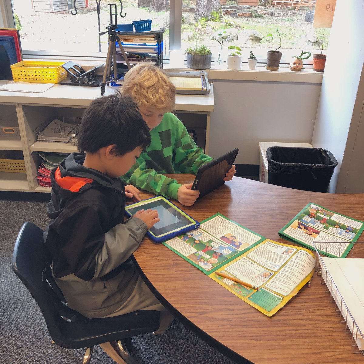 LakeGroveSTEM's tweet photo. We are totally engaged today!  My class is making posters showing healthy student lifestyles using #SketchesSchool. https://t.co/MYJ9w5uKLd