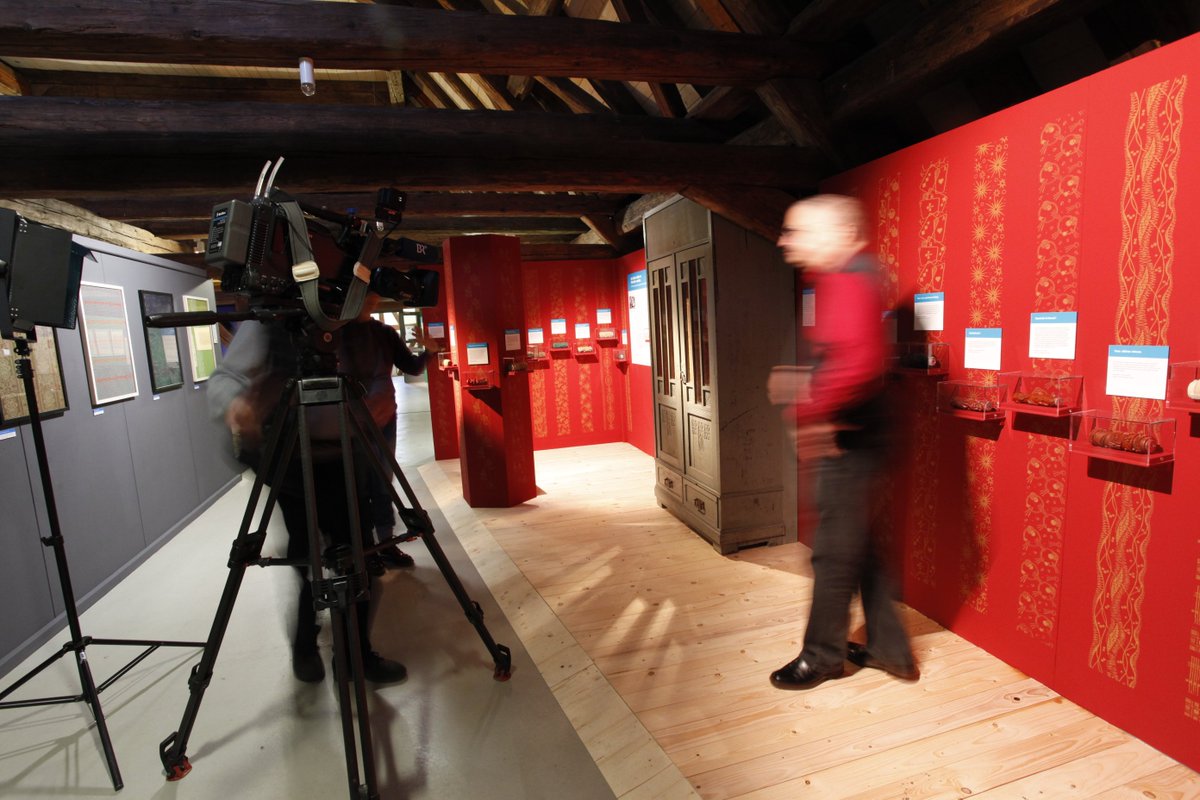strukturwalzen's tweet photo. Kamera? Menschen? Neugierig?
Sonntag: 17:45 im BR in der #Frankenschau
https://t.co/jm8wWXt11J
#BadWindsheim #Fernsehen #Reportage #Strukturwalzen #Musterwalzen #Sonderausstellung #Neuaufgerollt #BR #BayerischesFernsehen #Handwerk #Malerhandwerk #Vintage #Retro #Malerwalzen https://t.co/AnZJcqsJ5E