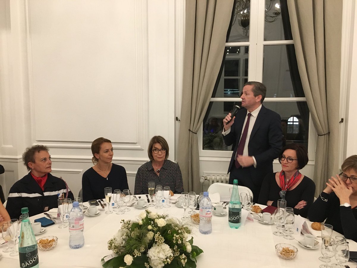 departement86's tweet photo. #8mars Un prix spécial décerné par le Président du #Département à toutes les fonctionnaires territoriales et des Services de l’Etat. 👏 https://t.co/gFepUjmbs0