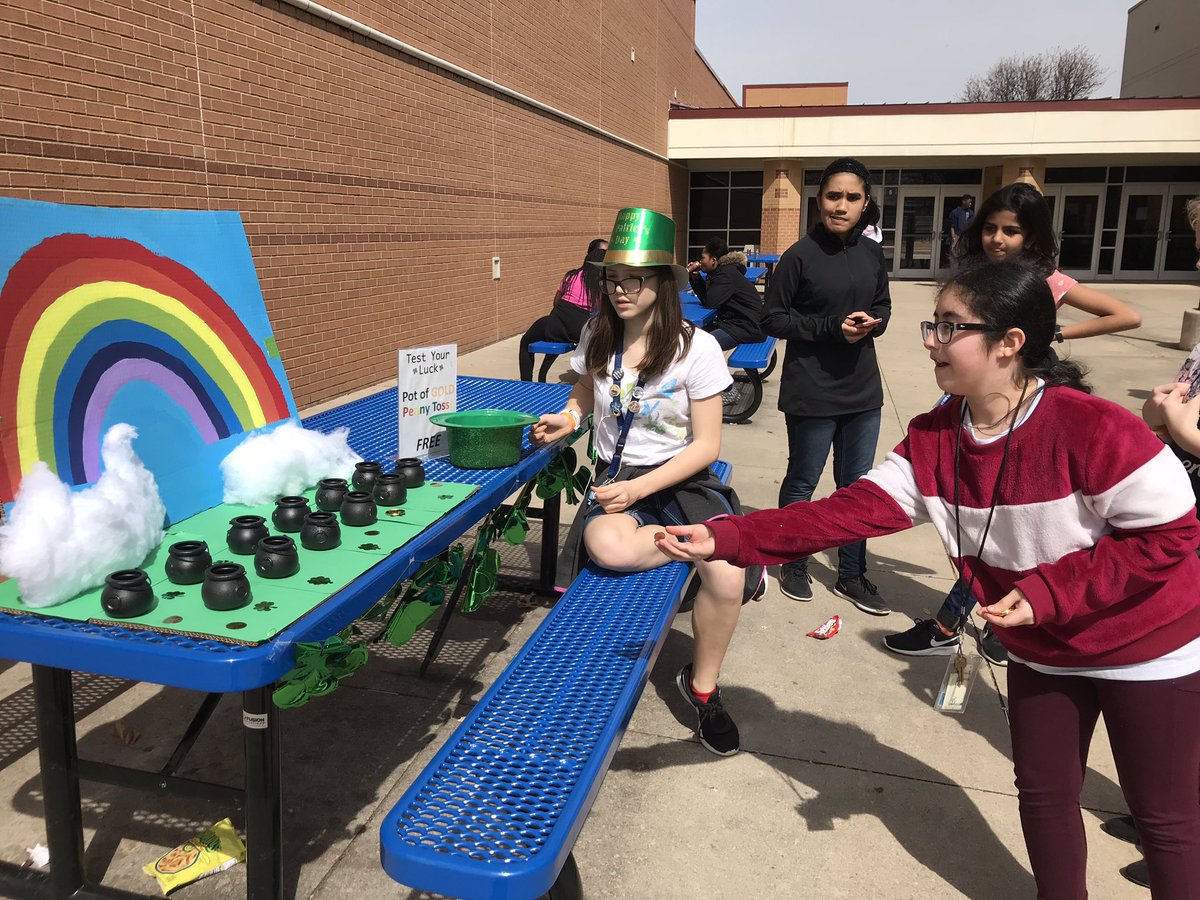 CVMS_Library's tweet photo. Students tested their LUCK at the coin toss during Spring Fling today! ππ #LibraryBooth @CreekValleyMS https://t.co/Q10iwgfy4R