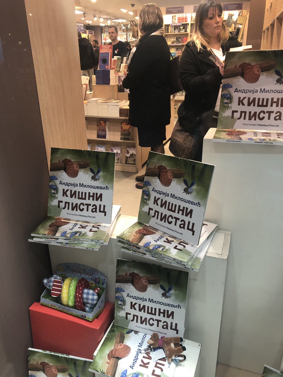 magerka's tweet image. Детская книжка про дождевого червячка, а не про кишечного глиста :))) в книжном магазине в Белграде